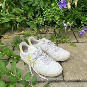 V-12 Sneaker in Extra White & Jaune-Fluo